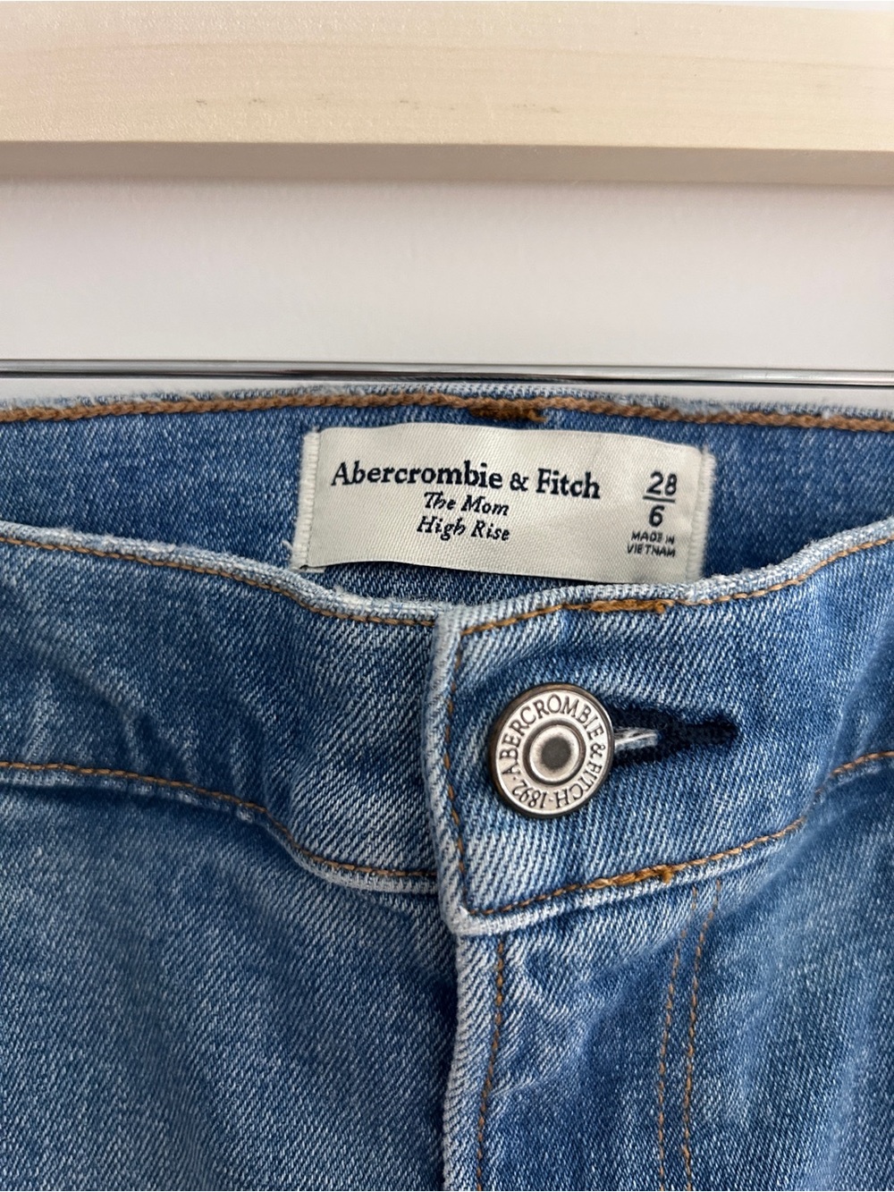 Abercrombie & Fitch The Mom High Rise Jeans Size 28/6 Blue Wash - Picture 3 of 5